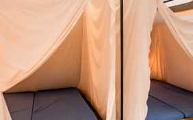 Pro Zelt gibt es 2 Doppelschlafkabinen - Foto: Anita Waszelewski